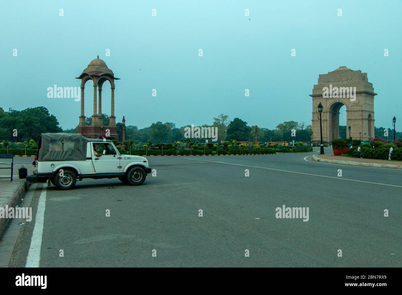 La polizia ha parcheggiato un pulmino fuori da un monumento alla guerra vuoto dell'India Gate a Delhi durante il blocco. Foto Stock