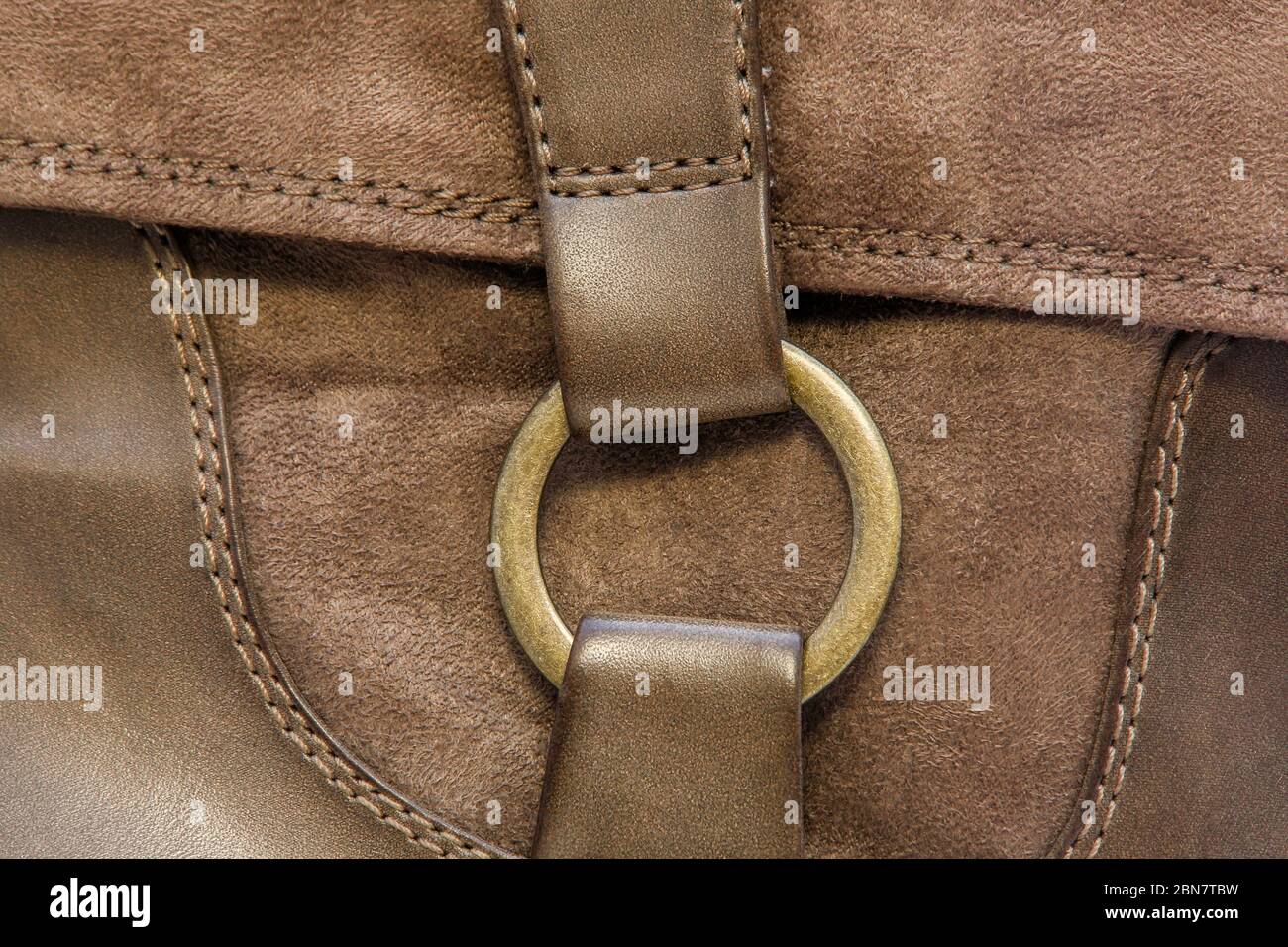immagine di un anello in rame su uno scarpone in pelle Foto Stock