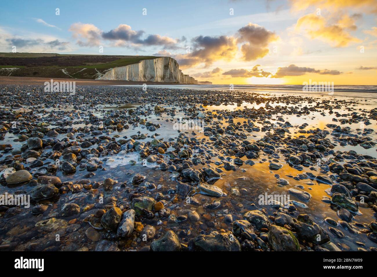 Alba sulle sette scogliere e spiaggia di ghiaia delle Sorelle, Eastbourne, East Sussex, Inghilterra, Regno Unito, Europa Foto Stock