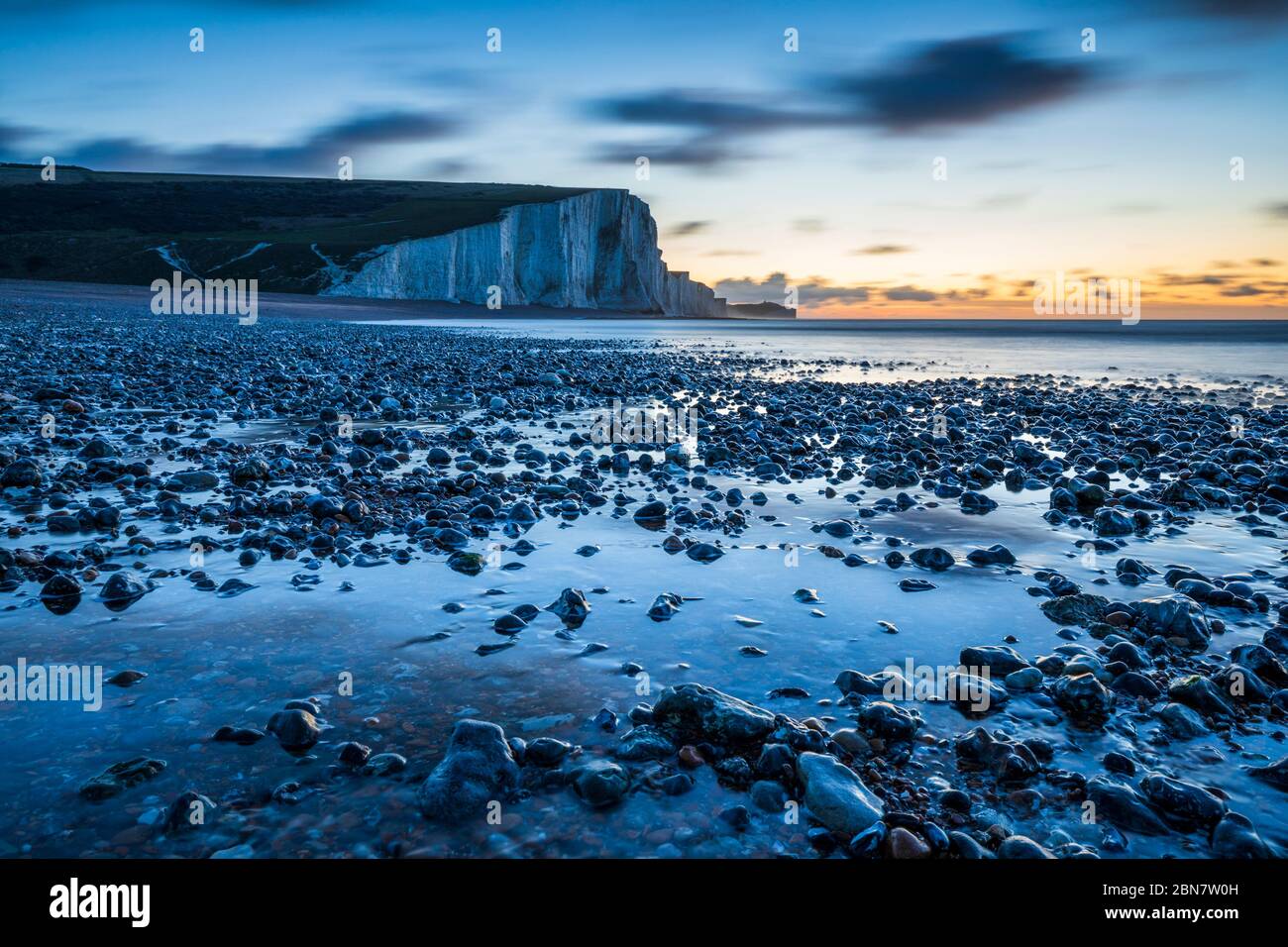 Alba sulle sette scogliere e spiaggia di ghiaia delle Sorelle, Eastbourne, East Sussex, Inghilterra, Regno Unito, Europa Foto Stock