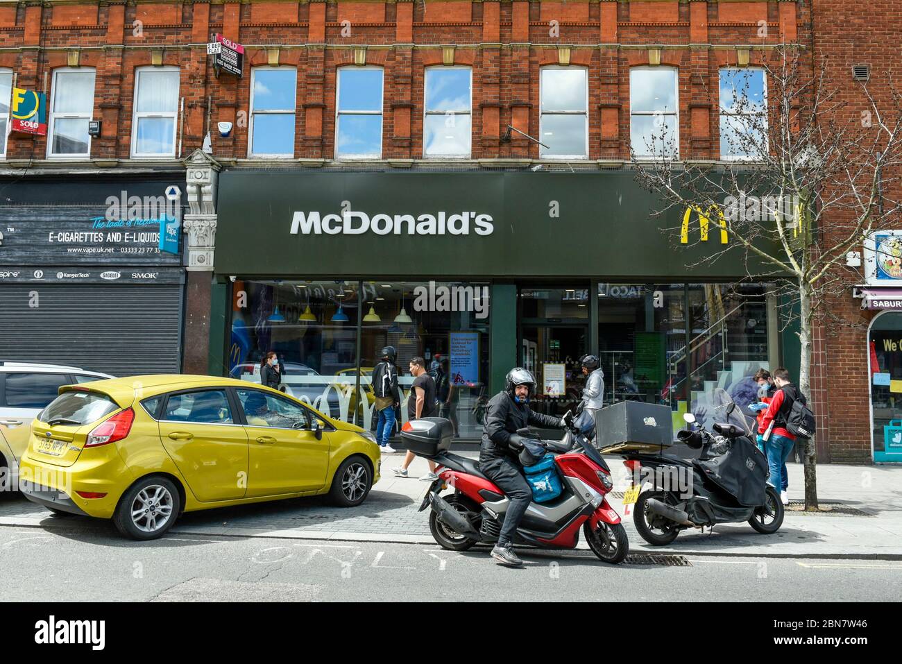 Londra, Regno Unito. 13 maggio 2020. Il ristorante fast food McDonald's di Harrow riapre per la "McDelivery" durante la pandemia di coronavirus in corso. Il ristorante e' uno dei 14 nel Regno Unito che la catena sta riaprendo parzialmente con un menu' limitato e solo consegna. La consegna è soddisfatta da terzi come Uber Eats e Deliveroo. Credit: Stephen Chung / Alamy Live News Foto Stock
