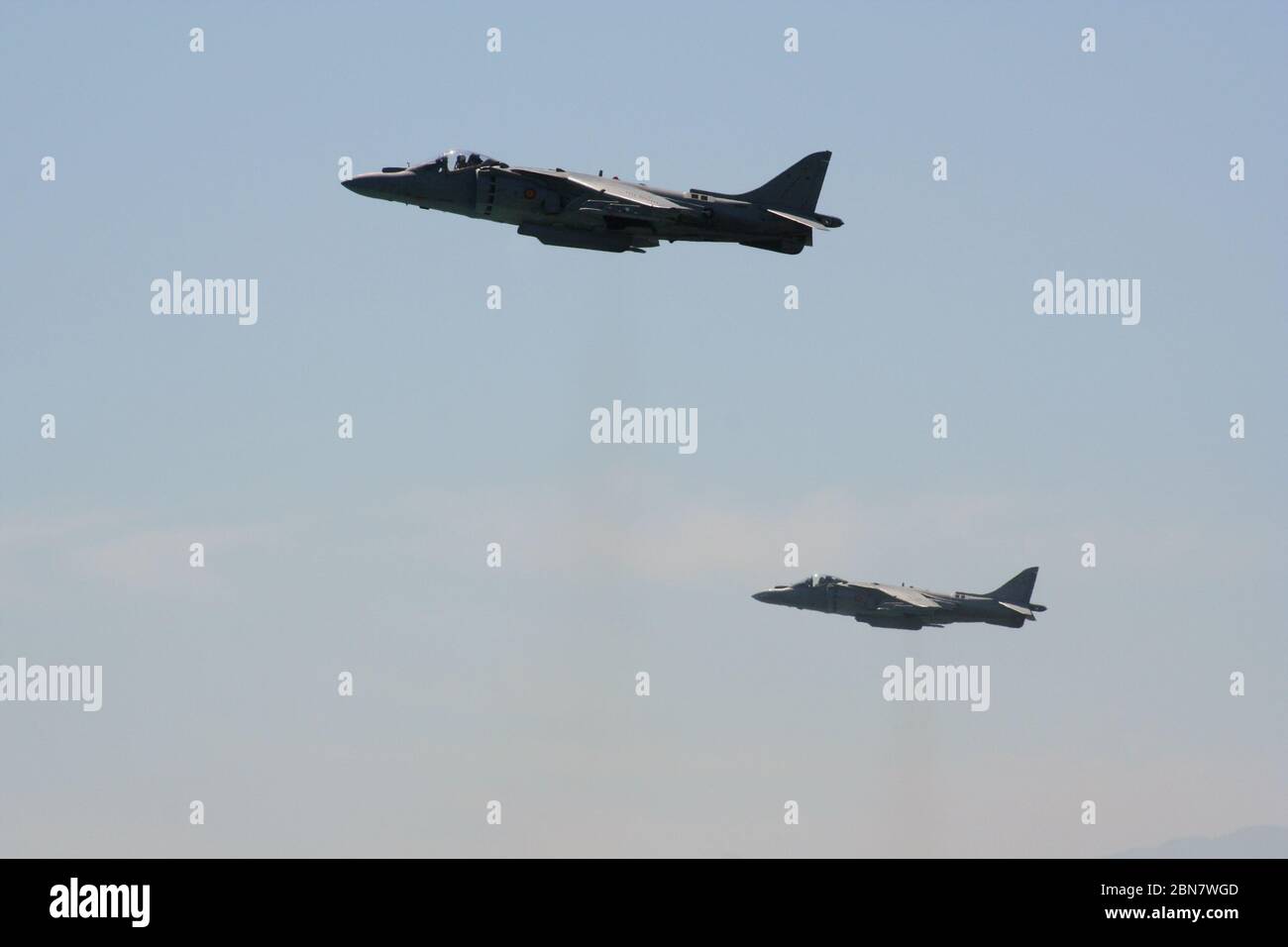 Serie 114 di 165 due McDonnell Douglas AV-8B Harrier II Passaggio al volo di livello all'Armed Forces Day Santander Cantabria Spagna maggio 2009 Foto Stock