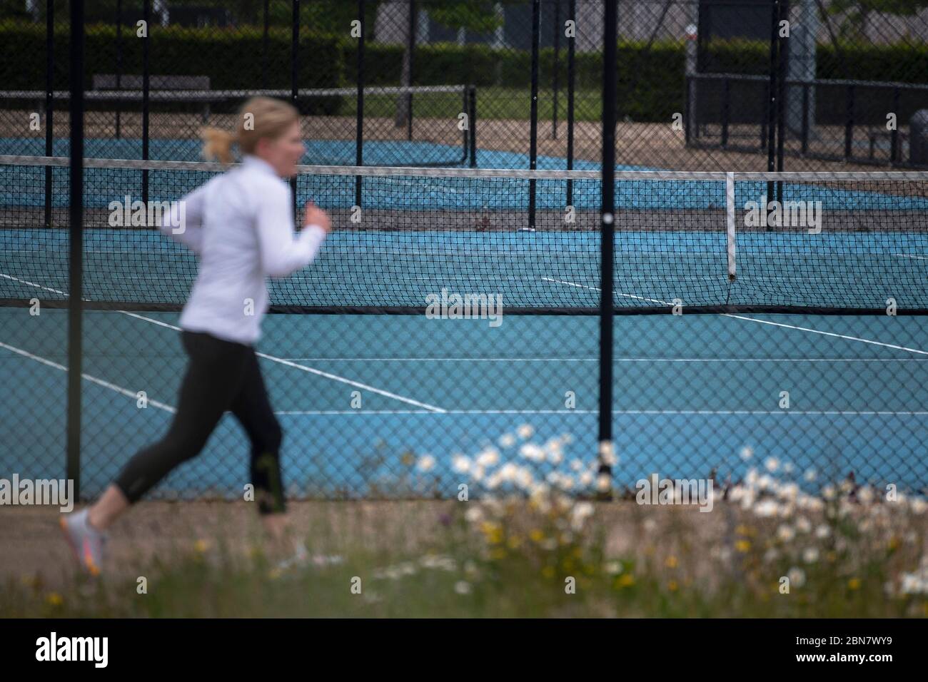 I campi da tennis rimangono chiusi e vuoti al Lee Valley Hockey and Tennis Center nel Queen Elizabeth Olympic Park, East London, il primo giorno di alleggerimento per alcune restrizioni di blocco in Inghilterra. Foto Stock