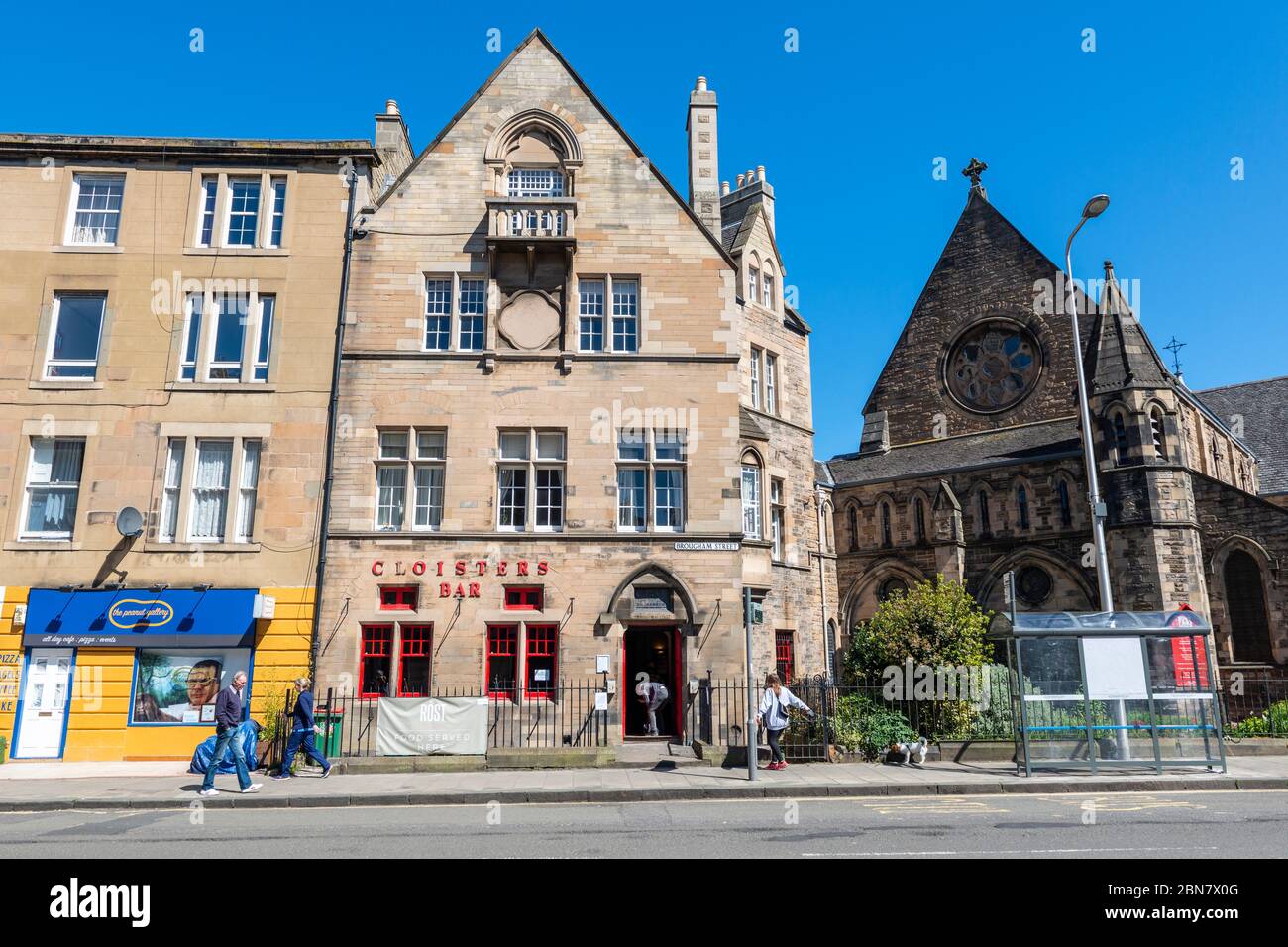 Cloisters Bar (ex Parsonage alla Chiesa di tutti i Sains accanto) su Brougham Street a Tollcross, Edimburgo, Scozia, Regno Unito Foto Stock