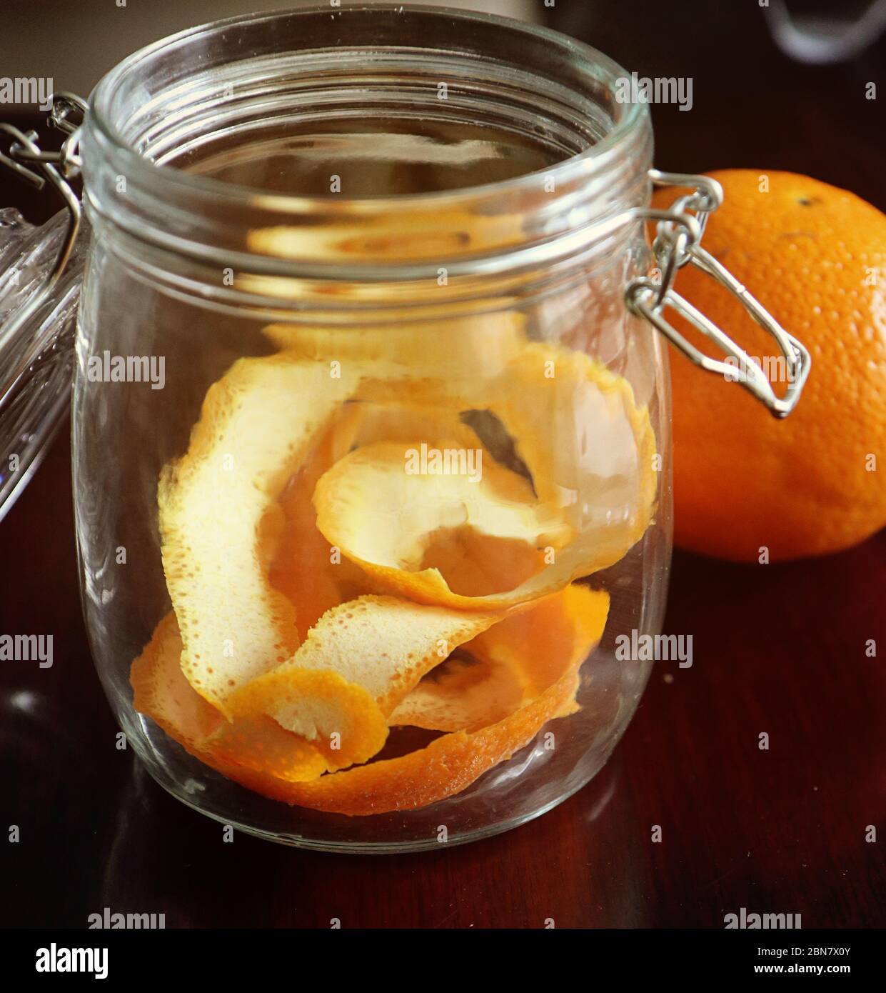 Preparazione della marmellata d'arancia: Rimozione della scorza d'arancia da aggiungere alla marmellata Foto Stock