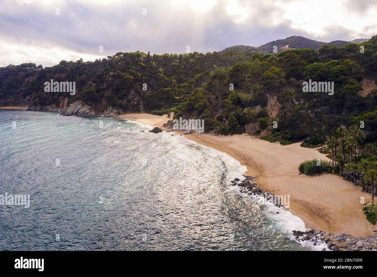 litorale con spiaggia, insenature vergini e scogliere di mare coperte di alberi e vegetazione, concetto di stile di vita di avventura e vacanze di lusso estive nel Foto Stock