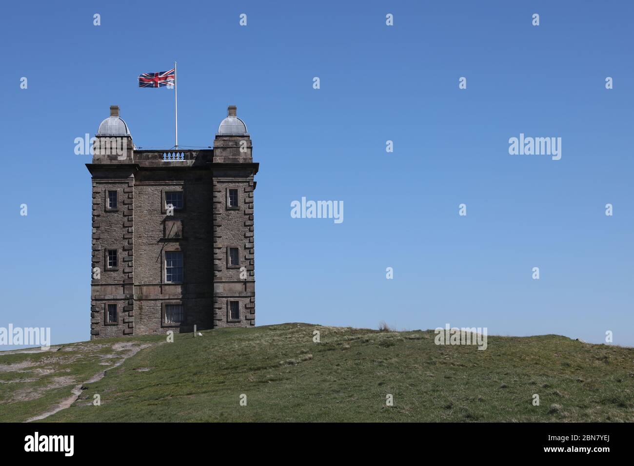 Lyme Park Cage con Union Jack Bandiera Blue Sky Landscape Foto Stock