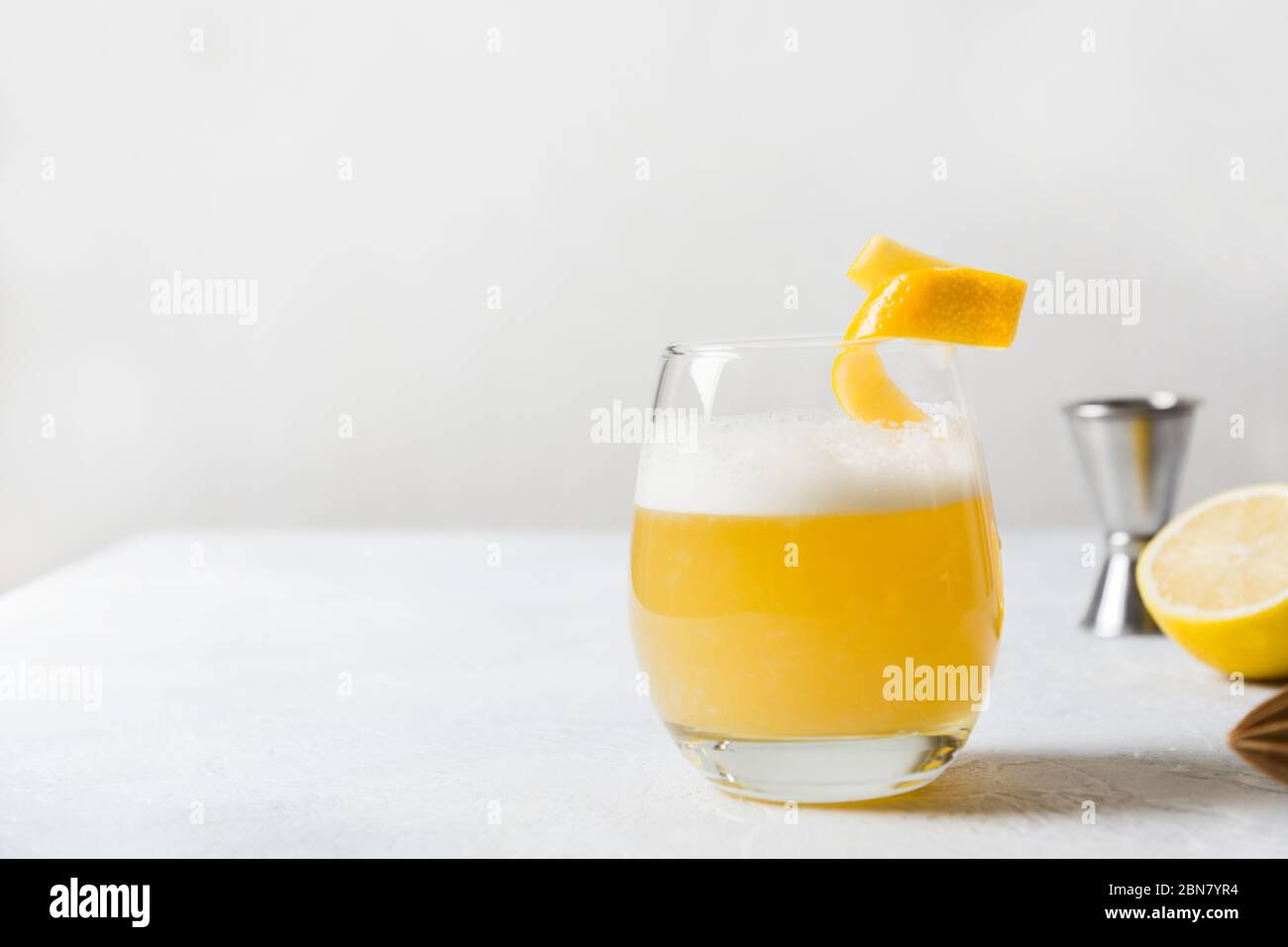 Cocktail con ingredienti sul tavolo bianco. Orientamento orizzontale. Bevanda fatta in casa. Primo piano. Spazio per il testo. Foto Stock