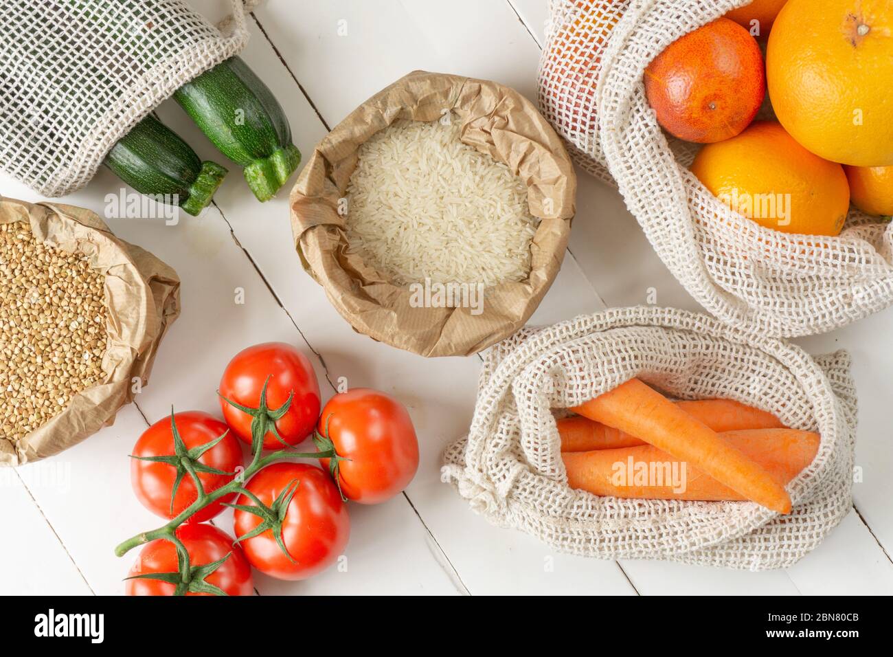 Semole, frutta, verdura in sacchi di carta e cotone. Vista dall'alto. Zero sprechi, eco-compatibile o concetto di stile di vita senza plastica. Foto Stock