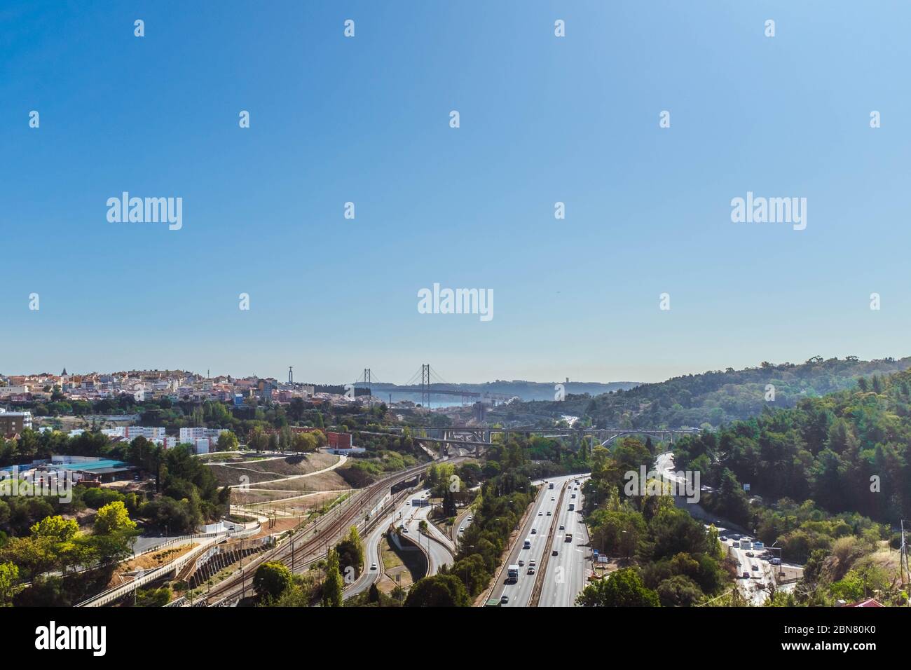 Infrastruttura di Lisbona con 25 de Abril Ponte e Santuario di Cristo Re sullo sfondo visto da Águas Livres Acquedotto, raccolto orizzontale. Foto Stock