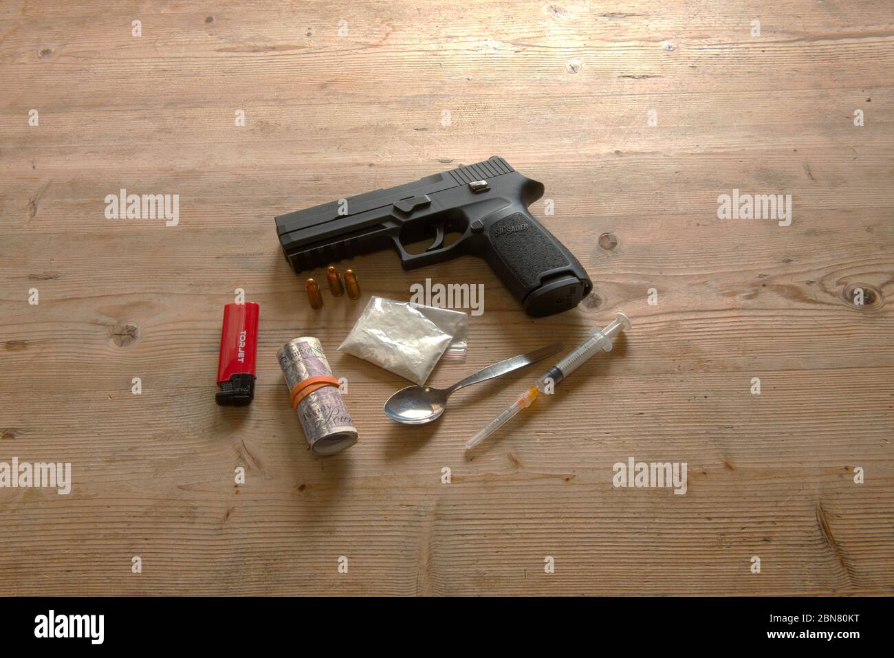 Farmaci paraphernalia con pistola automatica SIG Sauer P250 Foto Stock
