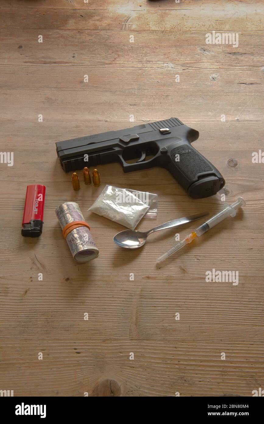 Farmaci paraphernalia con pistola automatica SIG Sauer P250 Foto Stock