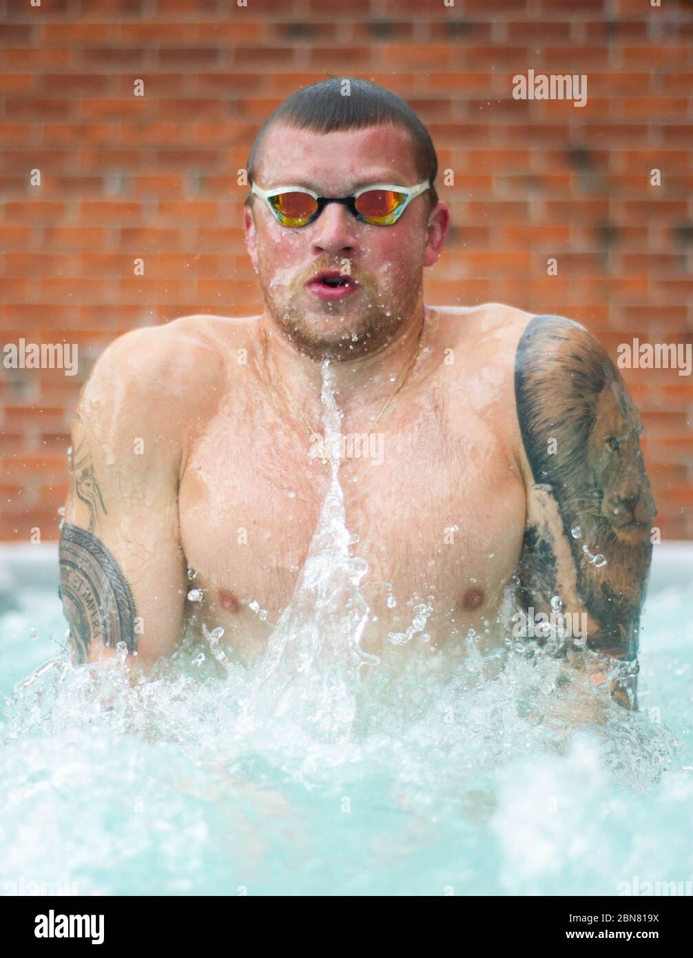 Il nuotatore britannico Adam treni peaty a casa sua a Loughborough in piscina fornito da Jacuzzi in collaborazione con le vasche idromassaggio Bedfordshire per consentire ai nuotatori olimpici del GB di continuare ad allenarsi a casa per Tokyo 2021 durante l'attuale blocco del Regno Unito. Foto Stock