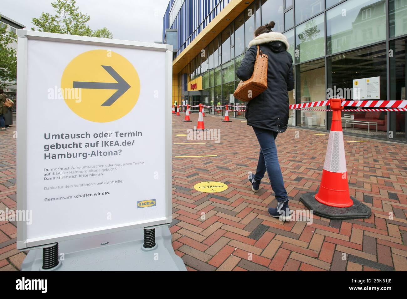 Amburgo, Germania. 13 maggio 2020. I clienti si trovano dietro barriere rosse e bianche alla filiale di Ikea ad Altona. Il negozio di mobili di Amburgo-Altona è riaperto oggi dopo la chiusura a causa dell'epidemia di corona. Si applicano le norme sulla distanza e un concetto completo di sicurezza e igiene. Credit: Bodo Marks/dpa/Alamy Live News Foto Stock