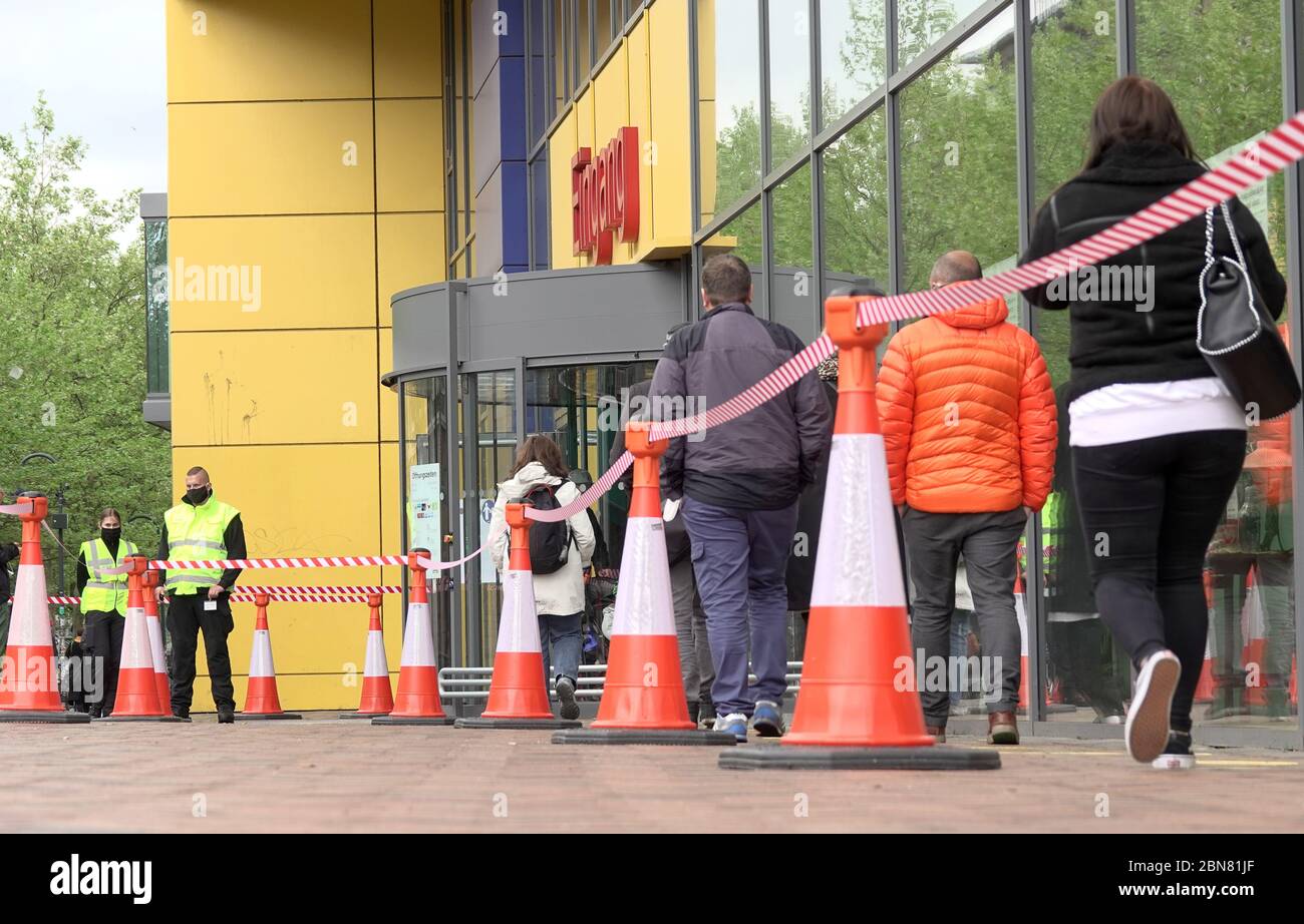 Amburgo, Germania. 13 maggio 2020. I clienti si trovano dietro barriere rosse e bianche alla filiale di Ikea ad Altona. Il negozio di mobili di Amburgo-Altona è riaperto oggi dopo la chiusura a causa dell'epidemia di corona. Si applicano le norme sulla distanza e un concetto completo di sicurezza e igiene. Credit: Bodo Marks/dpa/Alamy Live News Foto Stock