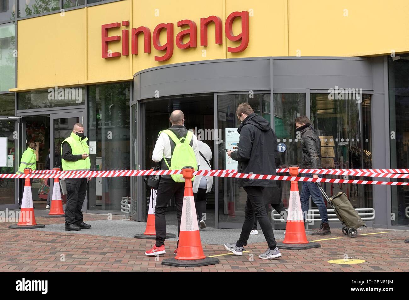 Amburgo, Germania. 13 maggio 2020. I clienti si trovano dietro barriere rosse e bianche alla filiale di Ikea ad Altona. Il negozio di mobili di Amburgo-Altona è riaperto oggi dopo la chiusura a causa dell'epidemia di corona. Si applicano le norme sulla distanza e un concetto completo di sicurezza e igiene. Credit: Bodo Marks/dpa/Alamy Live News Foto Stock