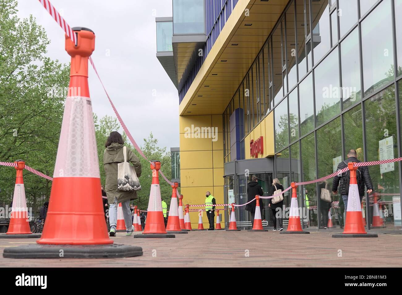 Amburgo, Germania. 13 maggio 2020. I clienti si trovano dietro barriere rosse e bianche alla filiale di Ikea ad Altona. Il negozio di mobili di Amburgo-Altona è riaperto oggi dopo la chiusura a causa dell'epidemia di corona. Si applicano le norme sulla distanza e un concetto completo di sicurezza e igiene. Credit: Bodo Marks/dpa/Alamy Live News Foto Stock