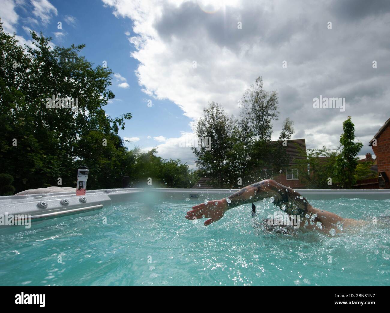 Il nuotatore britannico Adam treni peaty a casa sua a Loughborough in piscina fornito da Jacuzzi in collaborazione con le vasche idromassaggio Bedfordshire per consentire ai nuotatori olimpici del GB di continuare ad allenarsi a casa per Tokyo 2021 durante l'attuale blocco del Regno Unito. Foto Stock