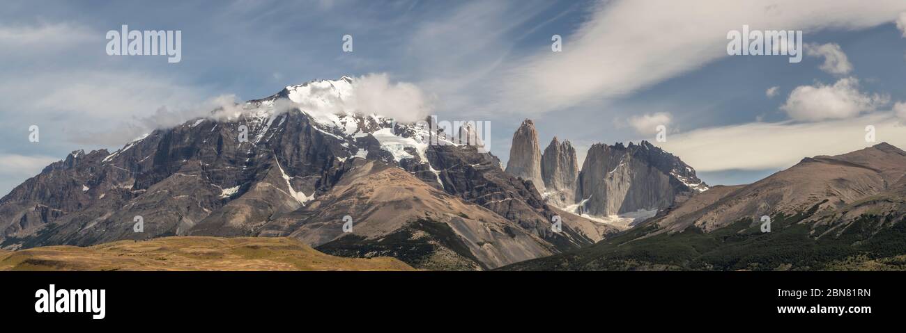 La catena montuosa della Cordillera Paine con le tre Torres del Paine. (Nord, o Torres Monzino, torre a destra.) Foto Stock