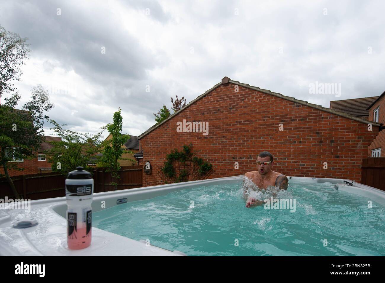 Il nuotatore britannico Adam treni peaty a casa sua a Loughborough in piscina fornito da Jacuzzi in collaborazione con le vasche idromassaggio Bedfordshire per consentire ai nuotatori olimpici del GB di continuare ad allenarsi a casa per Tokyo 2021 durante l'attuale blocco del Regno Unito. Foto Stock