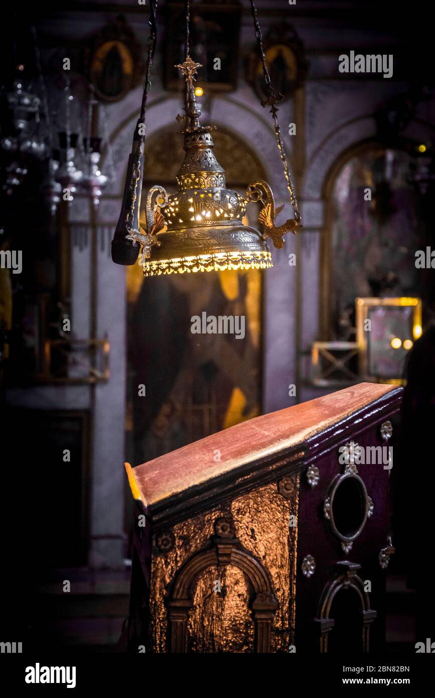 Luce su un pulpito della chiesa a Corfù, Grecia. Foto Stock