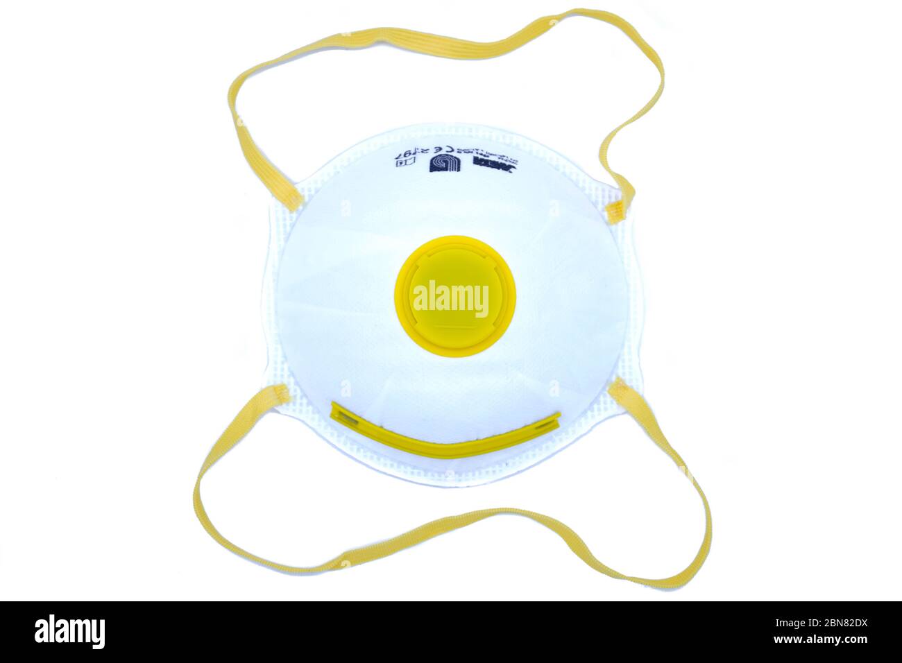 Maschera medica FFP1.maschera di protezione contro l'inquinamento, virus, influenza e coronavirus. Cura di salute e concetto chirurgico.- sfondo bianco Foto Stock