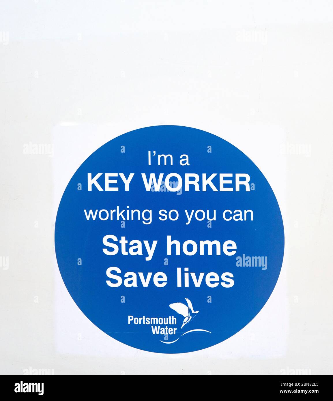Un cartello di un operaio chiave visualizzato sul lato di un furgone di Portsmouth Water Company che dice alle persone di rimanere a casa e salvare vite. Foto Stock