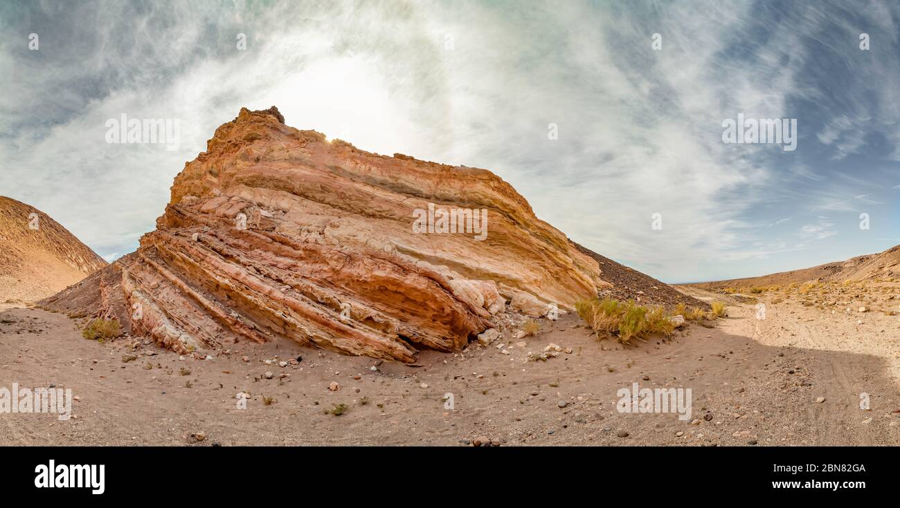Affioramento roccioso stratificato nel deserto, a nord della B-245 e ad ovest di Rio Vilama, San Pedro de Atacama, Cile Foto Stock