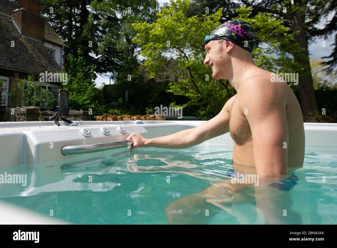 Il nuotatore britannico Luke Greenbank prende i treni in piscina nella casa di ed Baxter a Loughborough, sorvegliato dal pullman Mel Marshall. La piscina era fornita da Jacuzzi in collaborazione con le vasche idromassaggio del Bedfordshire per consentire ai nuotatori olimpici del GB di continuare ad allenarsi a casa per Tokyo 2021 durante l'attuale blocco del Regno Unito. Foto Stock