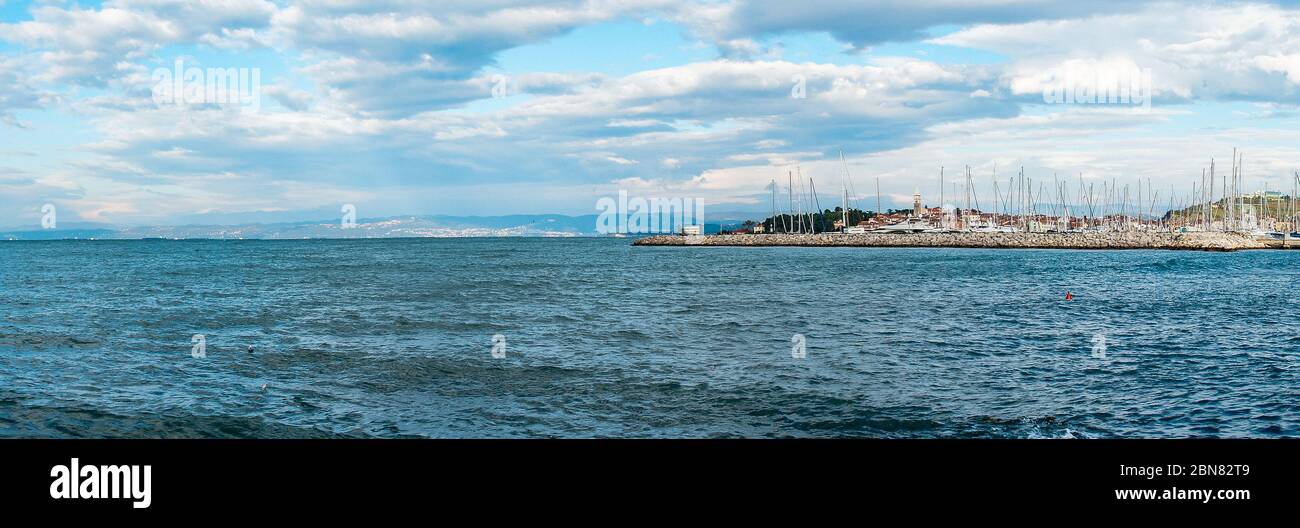 Izola città Panoramica con il molo e il mare di fronte, Slovenia, Europa. Foto Stock