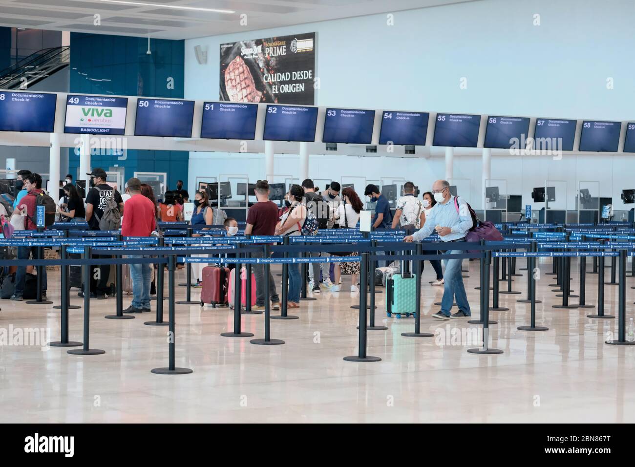 Cancun, Messico, 7 maggio 2020.- i passeggeri indossano maschere protettive contro COVID-19 all'aeroporto internazionale di Cancun. Foto Stock