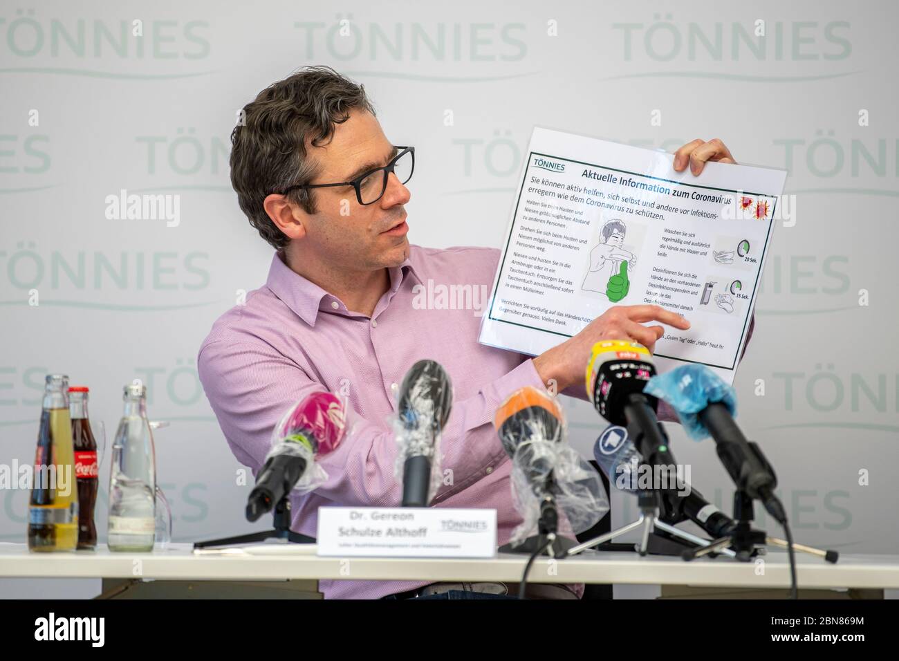 13 maggio 2020, Renania settentrionale-Vestfalia, Rheda-Wiedenbrück: Gereon Schulze Althoff, responsabile della gestione della qualità e degli affari veterinari di Tönnies, parla in una conferenza stampa l'argomento è stato i campioni valutati finora dopo i test per le infezioni da corona nella più grande industria di lavorazione della carne della Germania Tönnies. Lo stato della Renania settentrionale-Vestfalia aveva ordinato, dopo un accumulo di persone infette da corona, che tutti i dipendenti dei macelli dello stato fossero sottoposti a test. Foto: David Inderlied/dpa Foto Stock