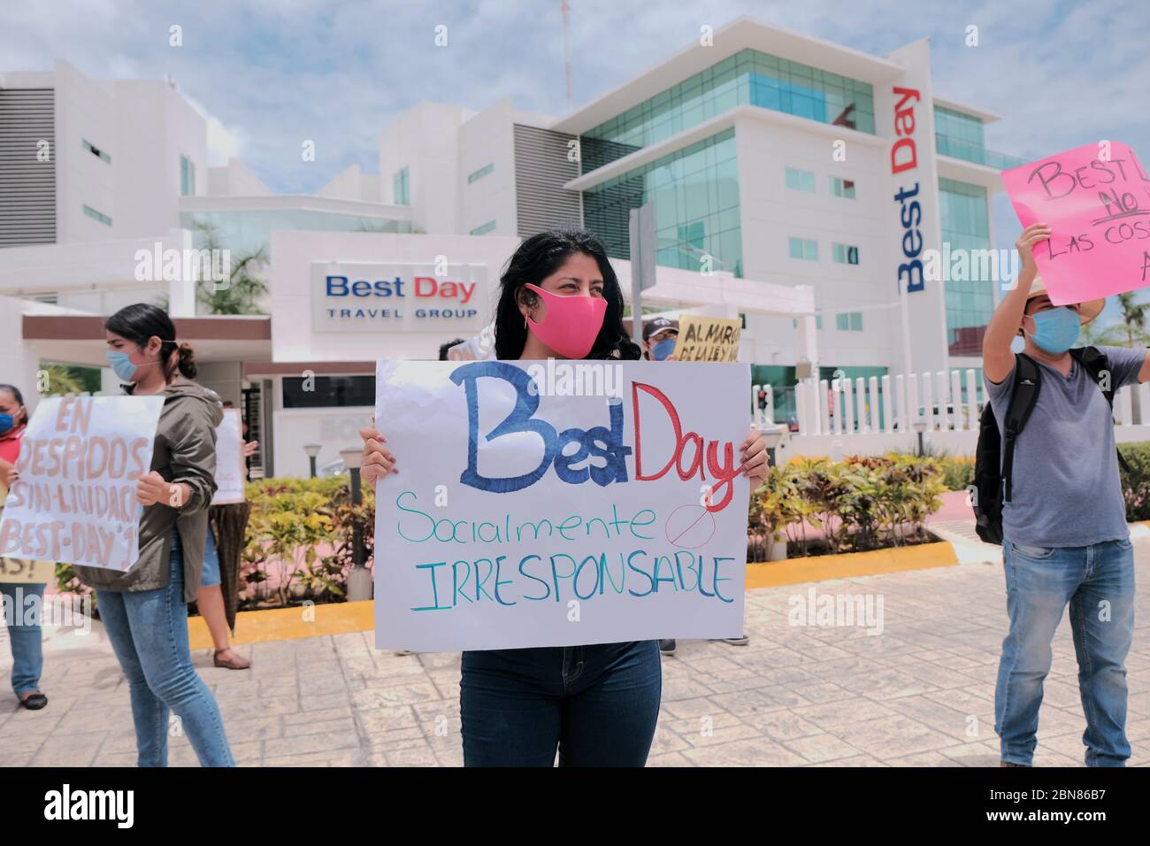 Cancun, Messico, 11 maggio 2020.- lavoratori dell'agenzia di viaggi 'Best Day' licenziamenti di protesta durante la quarantena COVID-19. Foto Stock