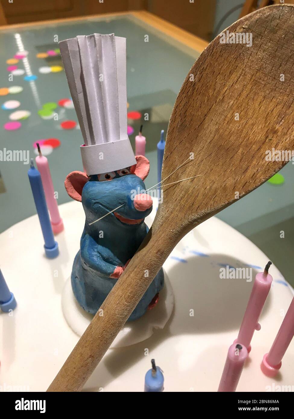 Una torta di compleanno con il personaggio Remy the Rat del film Ratatouille del 2007. La delizia è stata fatta per il fan britannico No.1 del film. L'animato Foto Stock