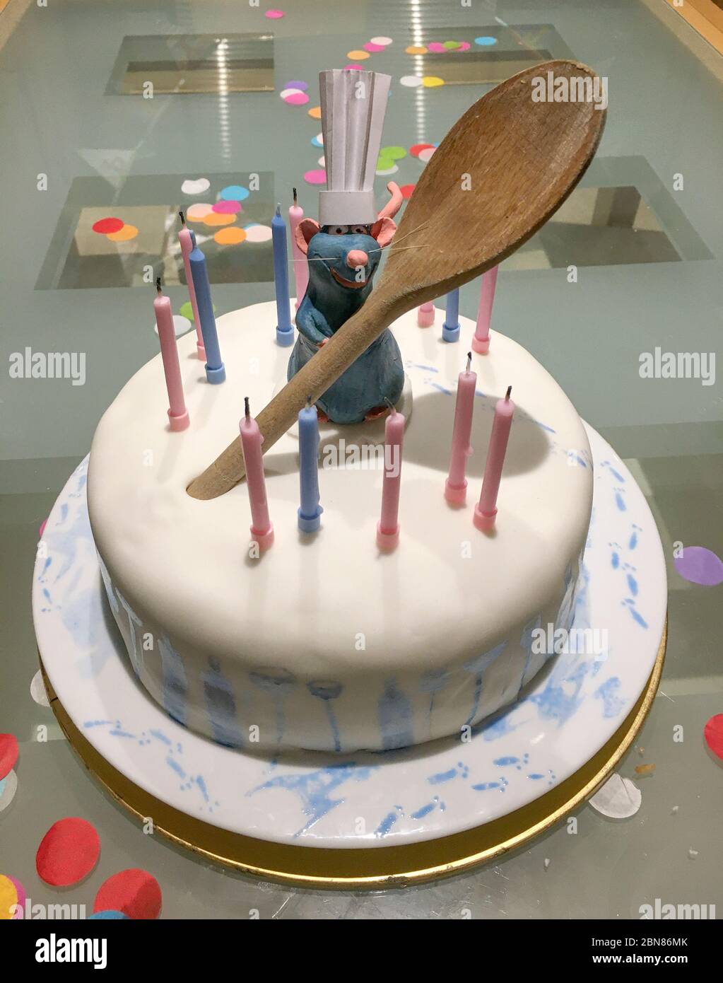 Una torta di compleanno con il personaggio Remy the Rat del film Ratatouille del 2007. La delizia è stata fatta per il fan britannico No.1 del film. L'animato Foto Stock