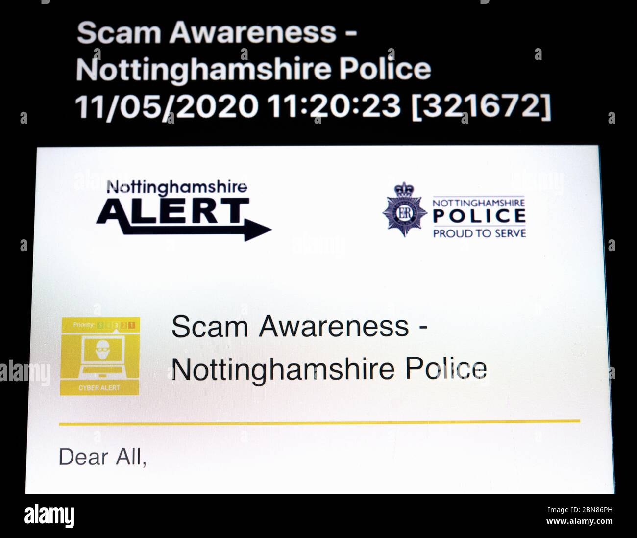 Cyber alert,consapevolezza truffa,avviso scam,messaggio e-mail polizia, Foto Stock