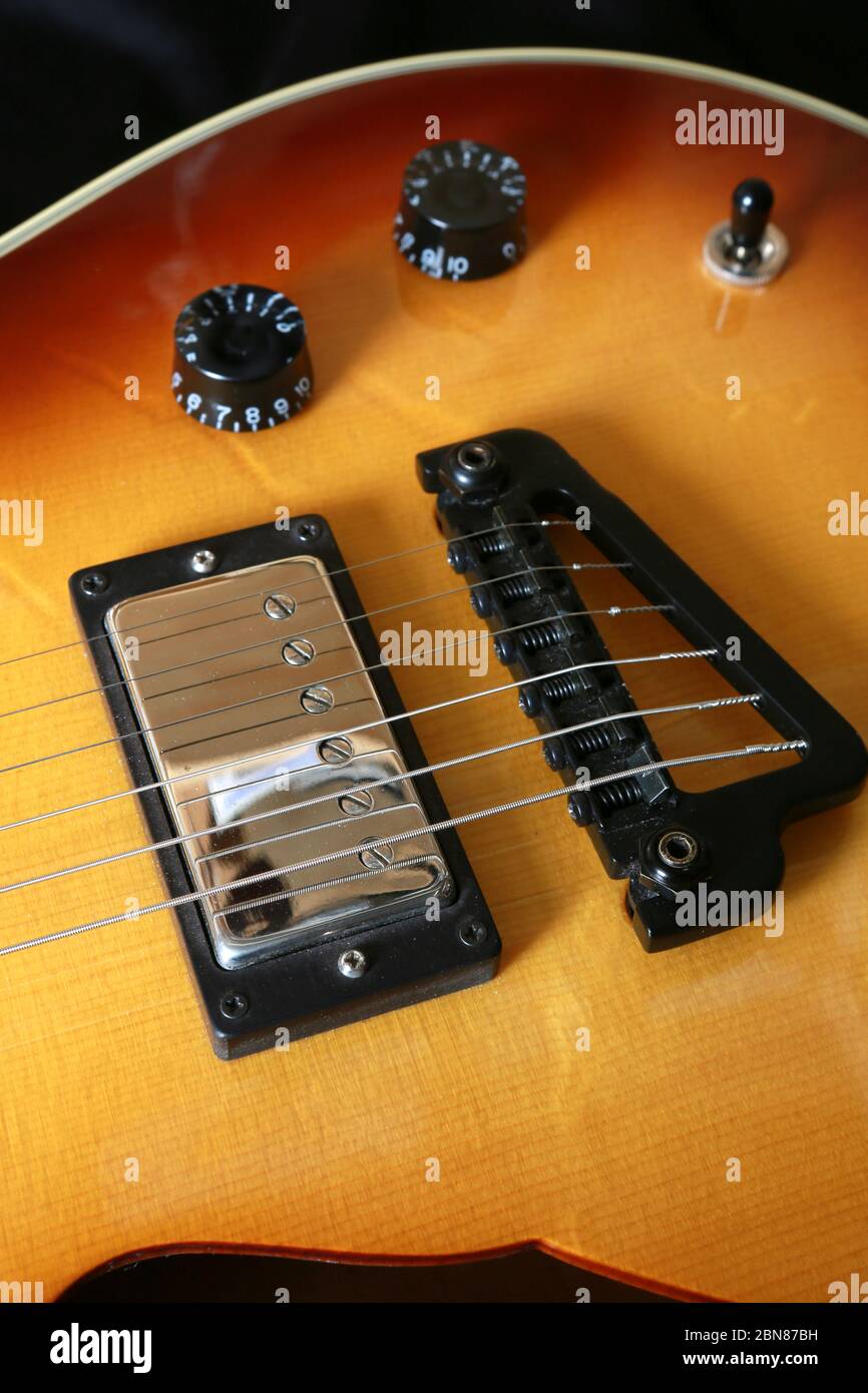 Belle chitarre elettriche in varie fasi di costruzione con neck, pickup, teste macchina e pulsanti volume. Foto Stock