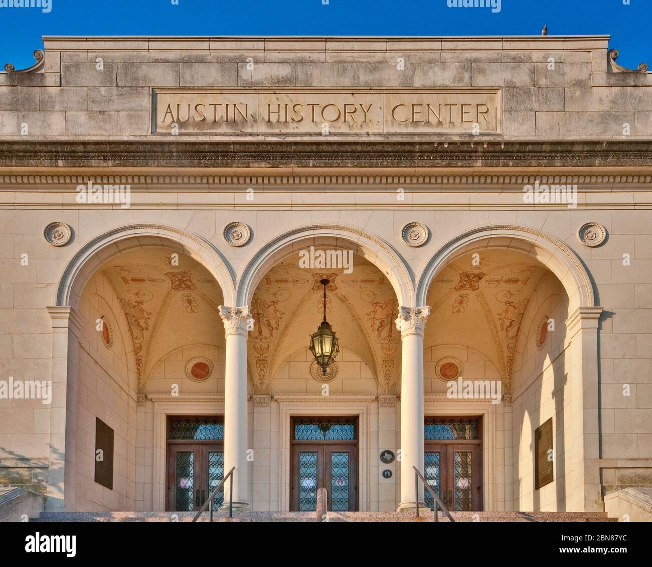 Austin History Center, ex Main Public Library, progettato in stile rinascimentale italiano da Hugo Kuehne, al W 9th St di Austin, Texas, USA Foto Stock