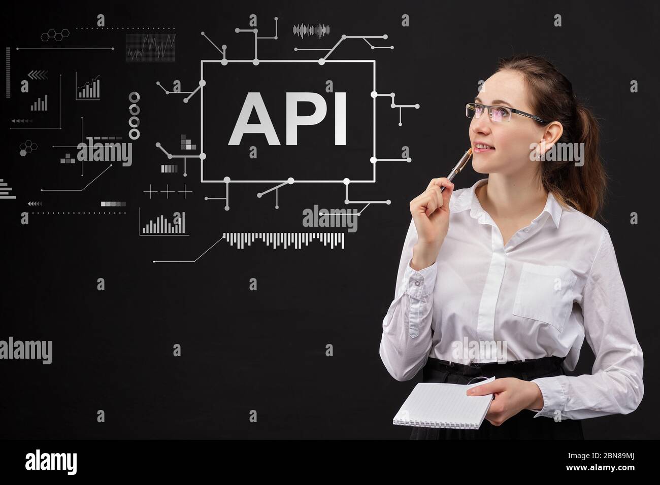 Concetto api business girl guarda la grafica astratta. Primo piano. Foto Stock