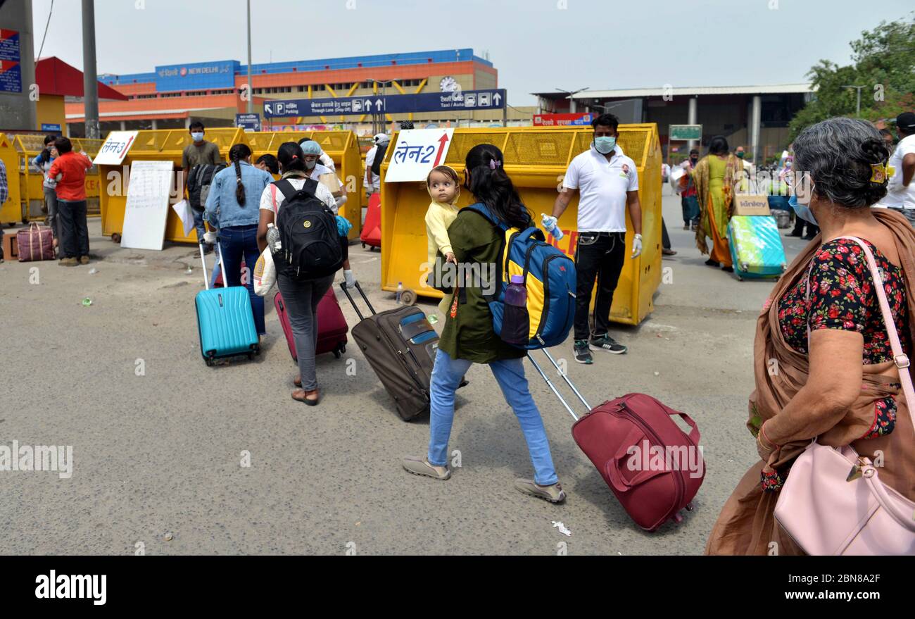 (200513) -- NUOVA DELHI, 13 maggio 2020 (Xinhua) -- i passeggeri entrano in una stazione ferroviaria a Nuova Delhi, India, 13 maggio 2020. Il servizio ferroviario passeggeri è ripreso parzialmente martedì in India. Il servizio ferroviario passeggeri è stato sospeso in India il 22 marzo, a seguito dello scoppio del COVID-19. (Foto di Partha Sarkar/Xinhua) Foto Stock
