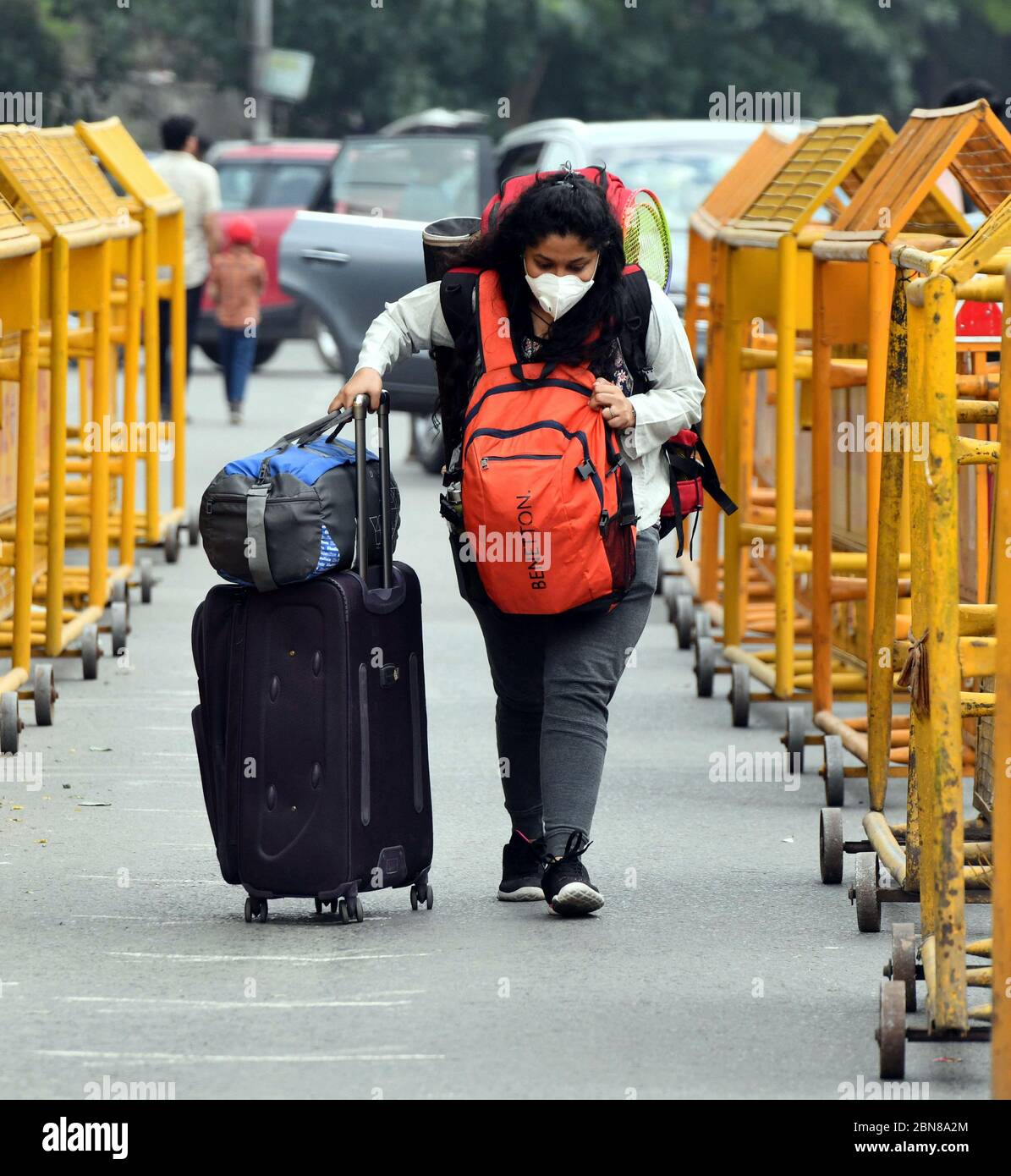 (200513) -- NUOVA DELHI, 13 maggio 2020 (Xinhua) -- un passeggero che indossa una maschera entra in una stazione ferroviaria a Nuova Delhi, India, 13 maggio 2020. Il servizio ferroviario passeggeri è ripreso parzialmente martedì in India. Il servizio ferroviario passeggeri è stato sospeso in India il 22 marzo, a seguito dello scoppio del COVID-19. (Foto di Partha Sarkar/Xinhua) Foto Stock