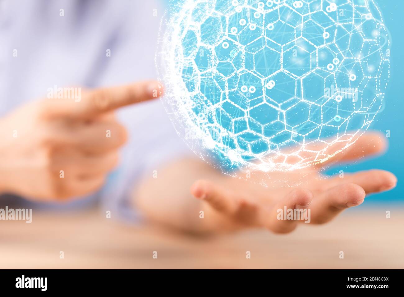 Una mano che tocca il punto della mappa, la connessione di rete, il significato internazionale, il copy spac Foto Stock