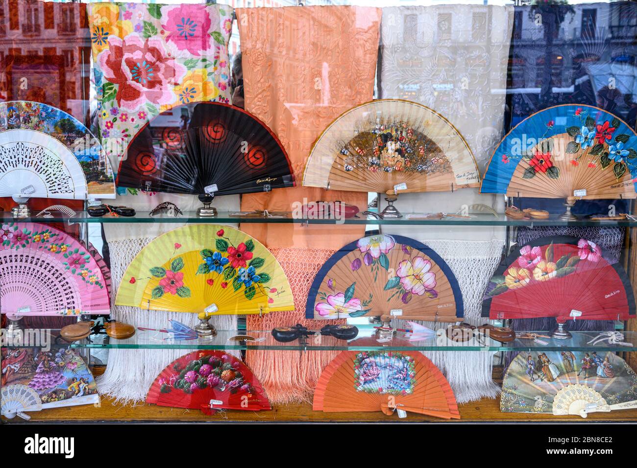 I tradizionali fan spagnoli e gli scialli ricamati sono in vendita nella  vetrina di Casa de Diego nella Puerta del Sol, nel centro di Madrid, Spagna  Foto stock - Alamy