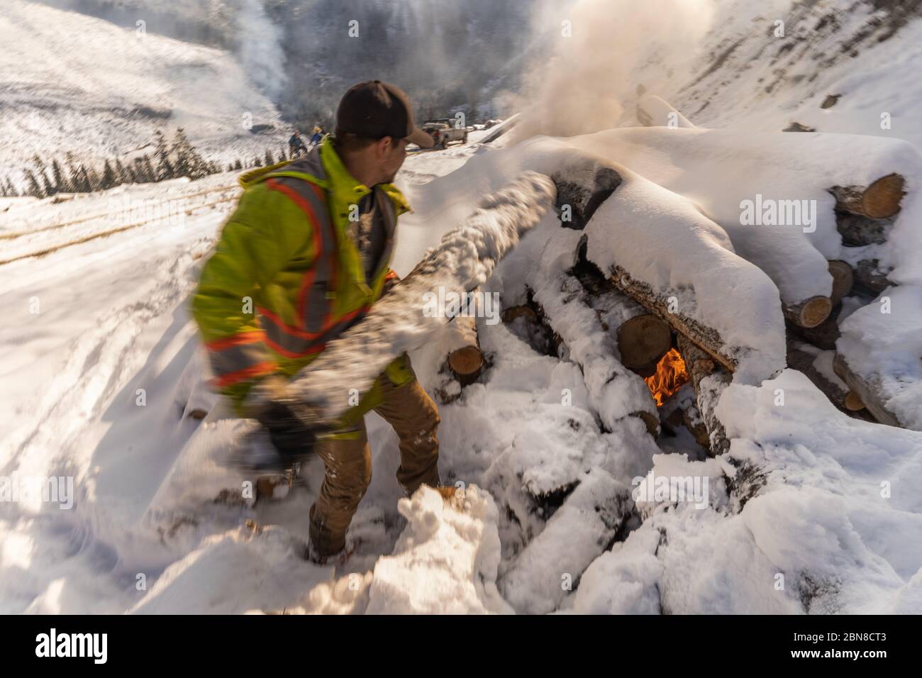 I mucchi di slash brucia nel buco della ciambella in Manning Park, Headwaters di fiume di Skagit. Foto Stock