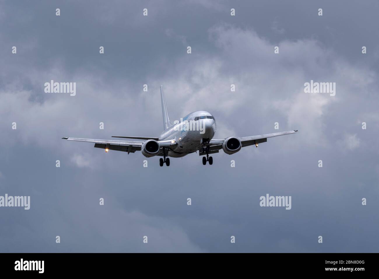 ASL Airlines Boeing 737 EI-STJ aereo da carico in arrivo con trasporto per un magazzino Amazon che atterra all'aeroporto Southend di Londra Regno Unito in caso di maltempo Foto Stock