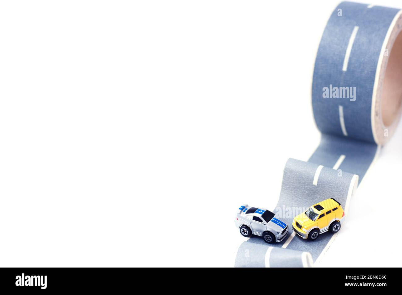 Incidente stradale. Due modelli di giocattoli su nastro per condotti. Strada sdrucciolevole o accidentata. Assicurazione. Incidente Foto Stock