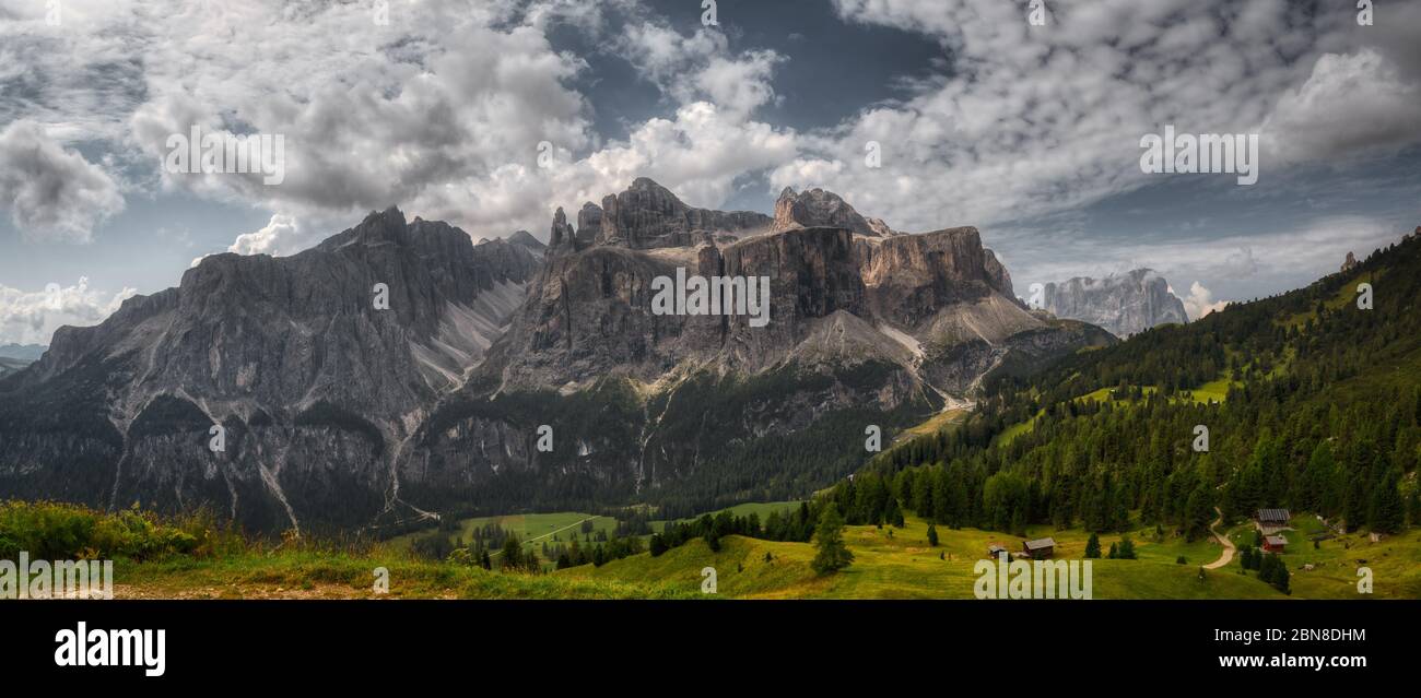 Grande paesaggio estivo del Gruppo Sella in alta Badia, Dolomiti - Italia Foto Stock