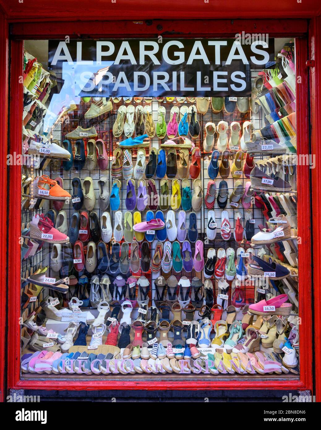 " Espadrilles " di corda sandali con suole, alpargatas (in spagnolo) nella vetrina di un negozio in Calle de Toledo, Madrid, Spagna Foto Stock