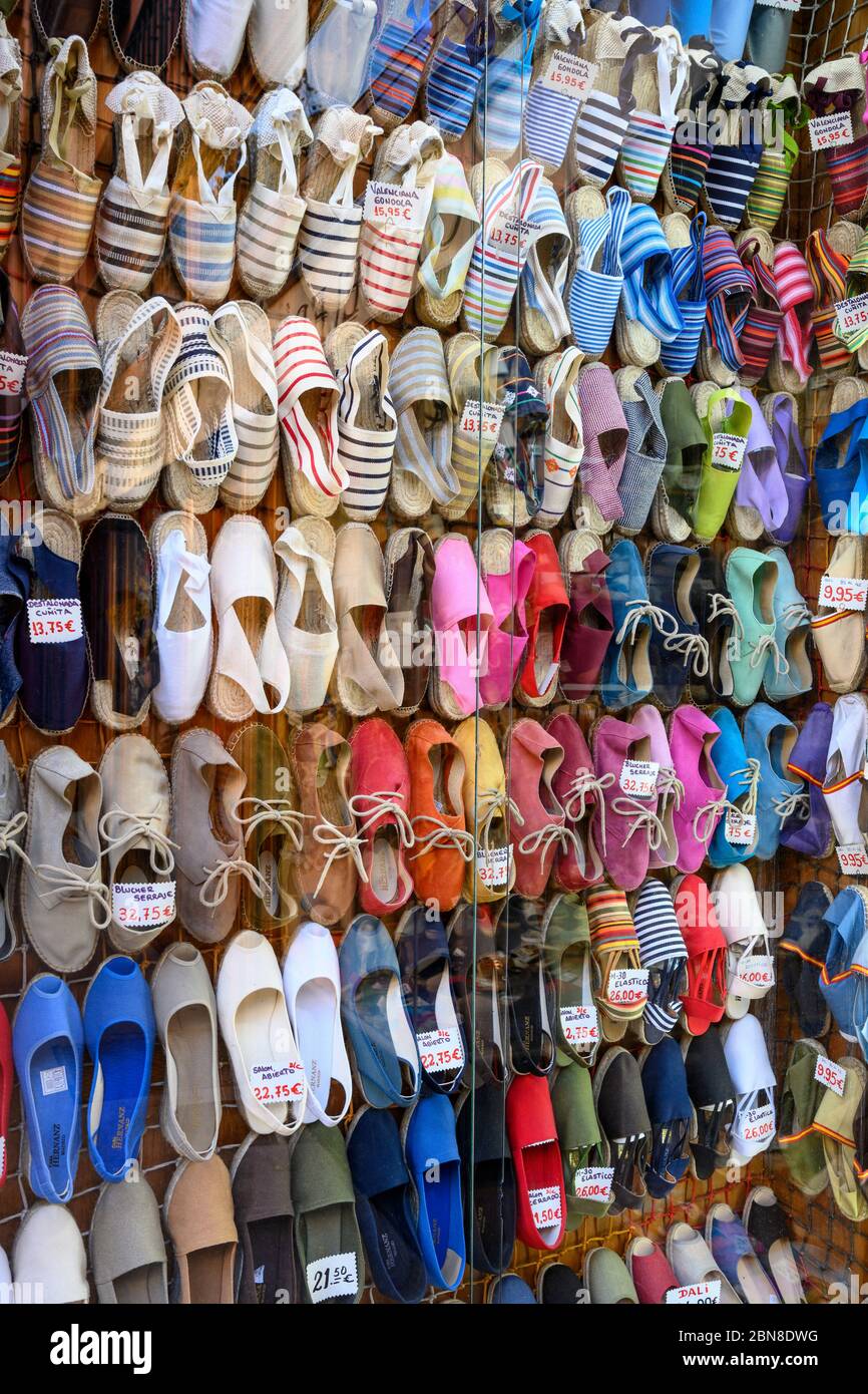 " Espadrilles " di corda sandali con suole, alpargatas (in spagnolo) nella vetrina di un negozio in Calle de Toledo, Madrid, Spagna Foto Stock