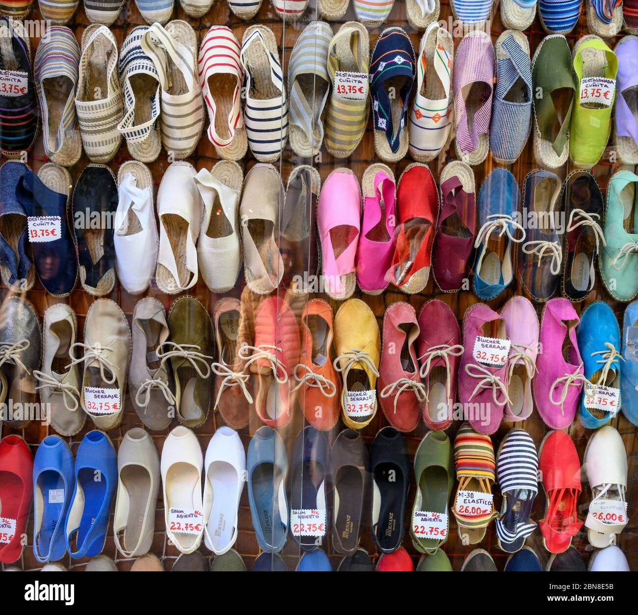 " Espadrilles " di corda sandali con suole, alpargatas (in spagnolo) nella vetrina di un negozio in Calle de Toledo, Madrid, Spagna Foto Stock